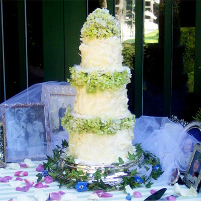 Wedding Flowers Bulk on Wedding Cake Flowers  Affordable Cake Flower Arrangements  Discount