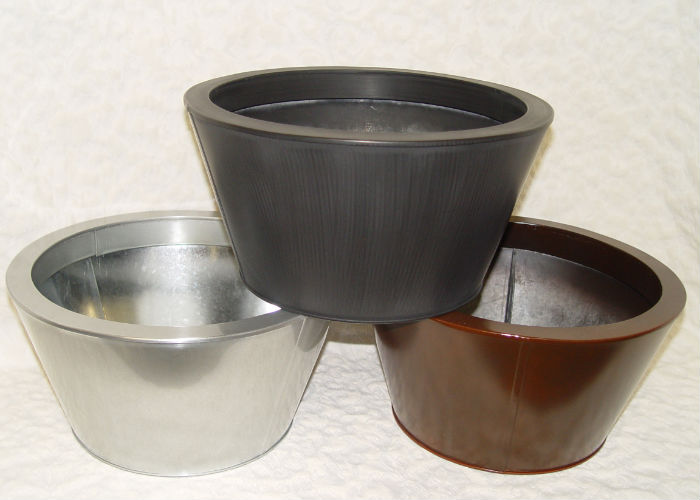 Tapered cylinder in bronze, silver, or black.